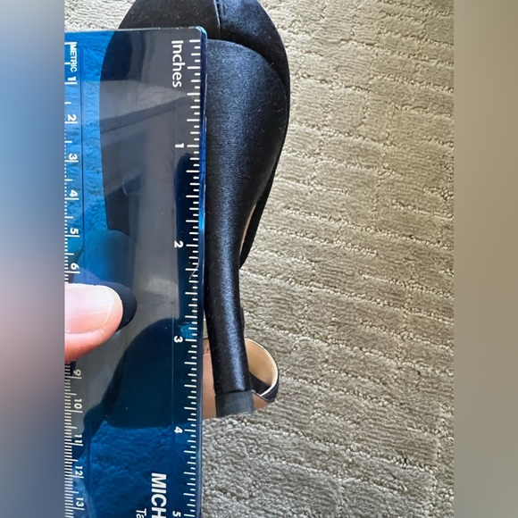 Badgley Mischka size 8 black satin d’orsay open toe pump with tulle bow - Picture 11 of 11